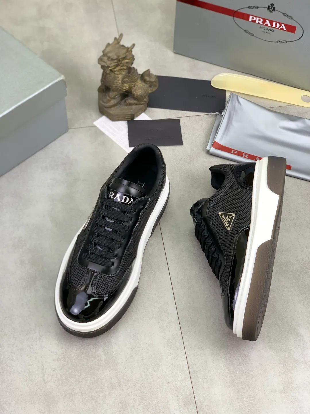 Men's Men's Shoes 💰P600 💰【New Style】 The latest model of high-quality PRADA classic men's shoes has been launched on the official website at 1:1, synchronized in Hong Kong, and on the same catwalk; all made of calfskin➕imported cowhide lining, 🍡🍡original rubber outsole, non-slip and wear-resistant; comfortable on the feet, attractive style, fine workmanship, and simple and neat shoe lasts, showing the courage and toughness of men, 👍Size: 39-44 (45 can be customized) black White color🉑️choose